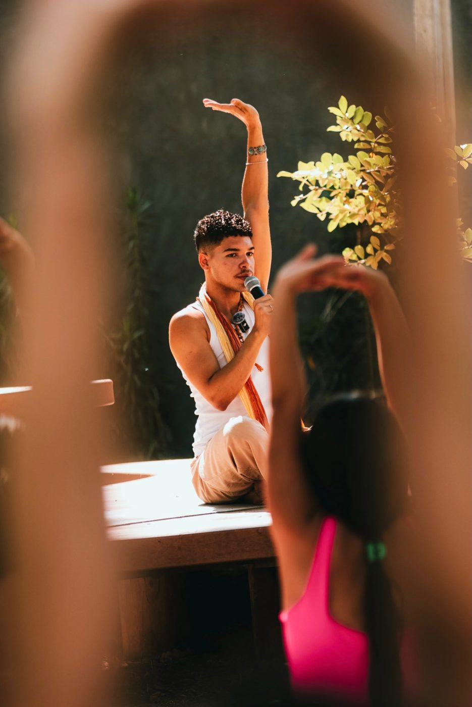 Thi conduzindo uma aula de yoga